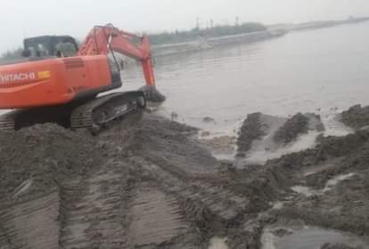 यमुना में मशीन से किया जा रहा रेत खनन