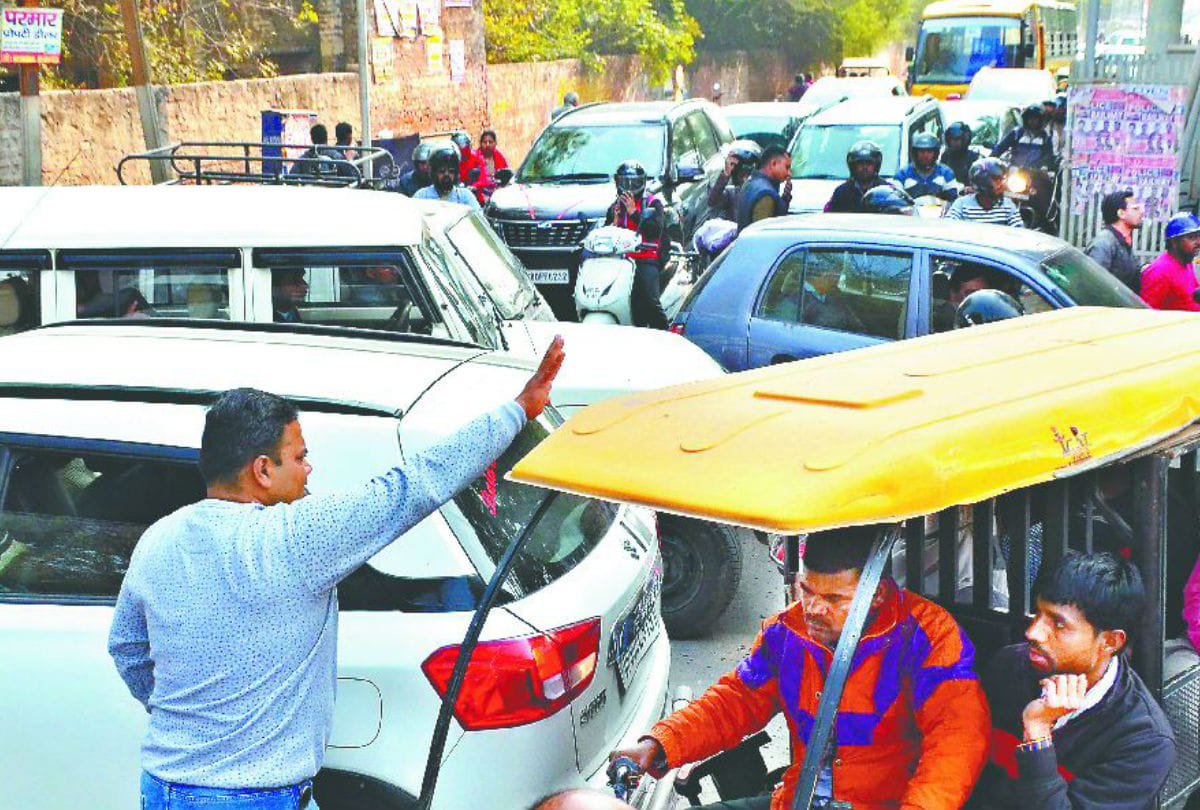 Traffic Jam in Jaunpur Police plan private vehicles stand in Shahganj