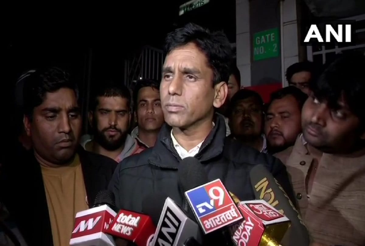 Naresh Yadav, AAP MLA Attack News in Hindi one volunteer died one arrest