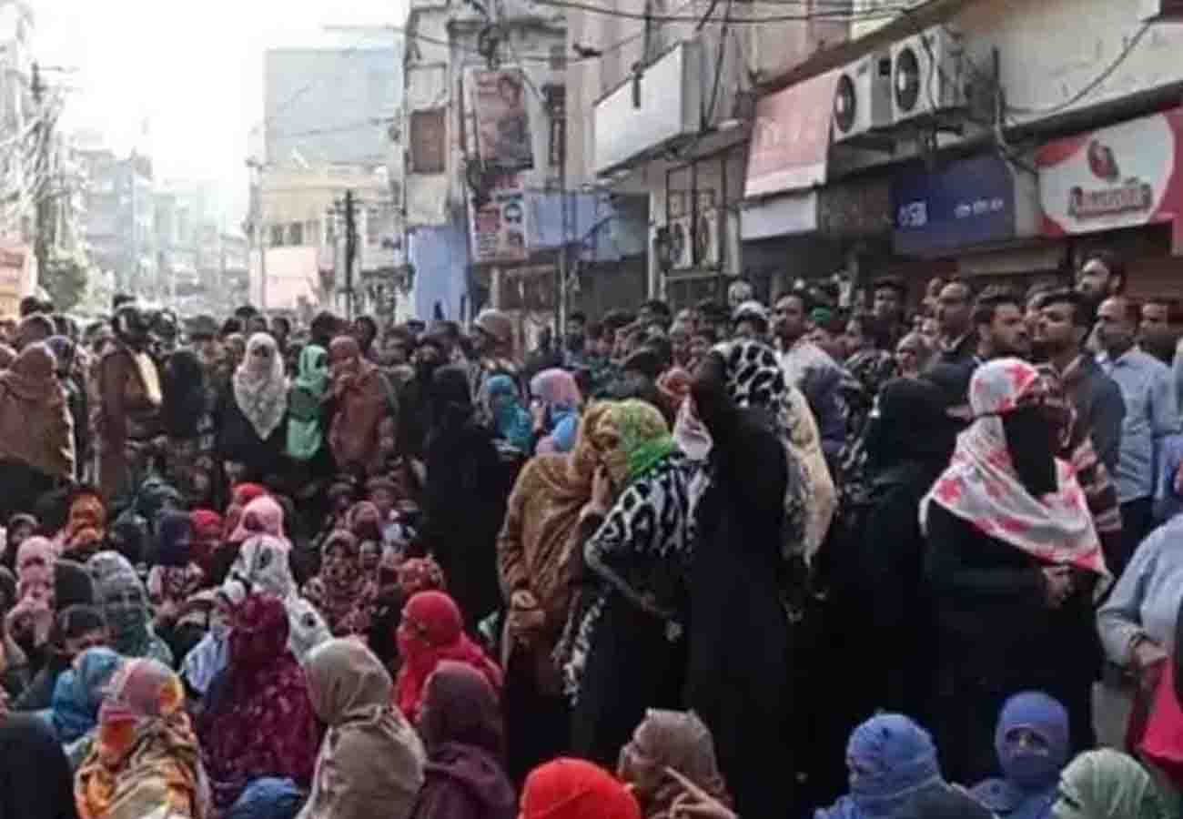 Women again reached Mohammad Ali Park to protest against CAA in kanpur