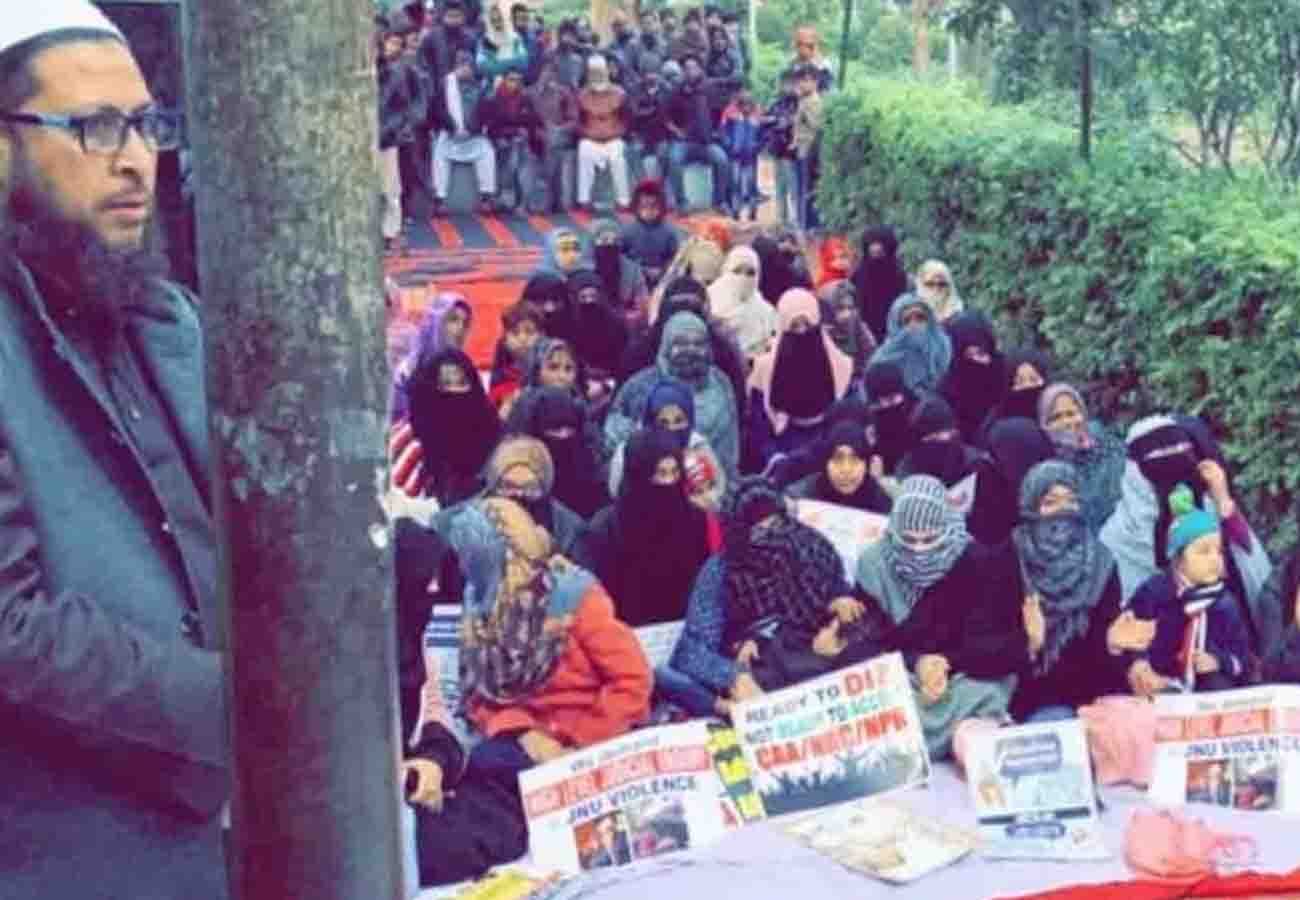 Women again reached Mohammad Ali Park to protest against CAA in kanpur