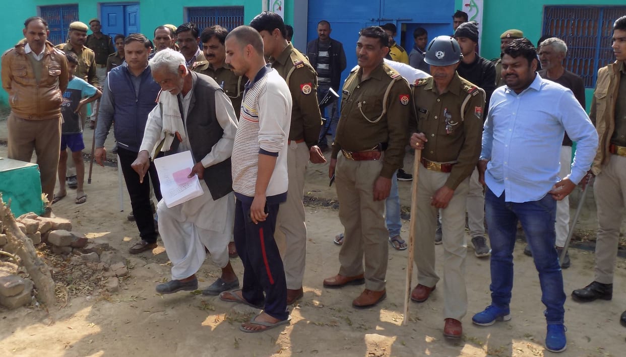 Hathras: Revenue team removed illegal occupation in Senpur after reaching with police force