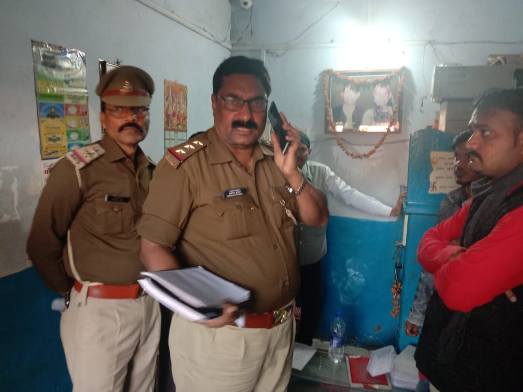 robbery in jullers shop in azamgarh