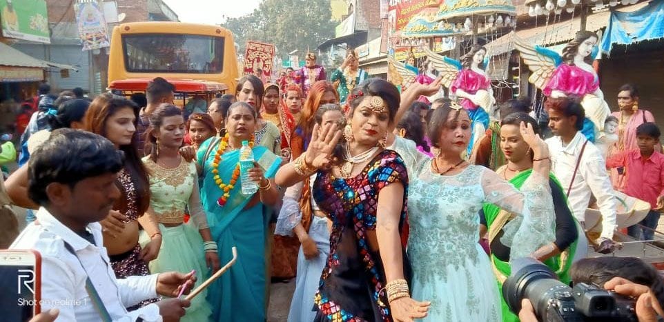 desh kee khushahaalee ke lie devee ko chadhaaya chaandee ka chhatr