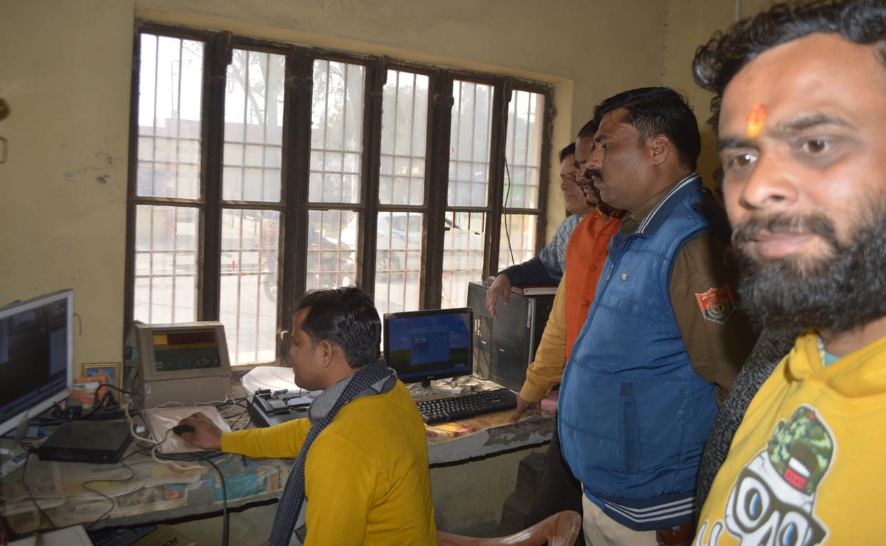 Hathras: Five shops in Agricultural Produce Market Committee broken, thousands stolen