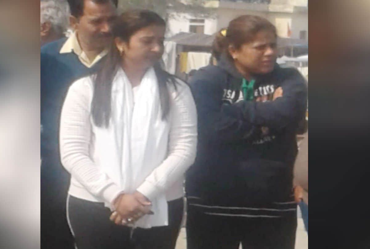 Daughter fulfills son's duty Cremation Of Father At Ganga Ghat