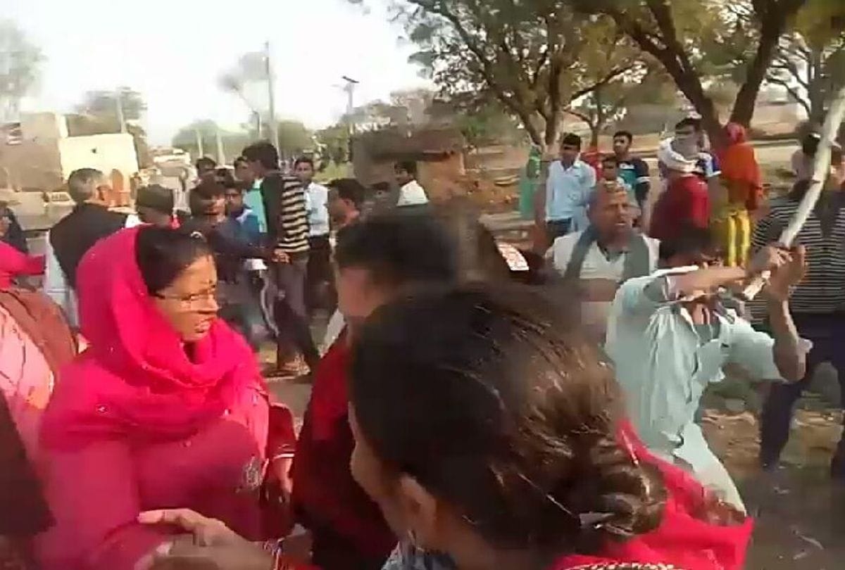 village head beaten the women on road in agra