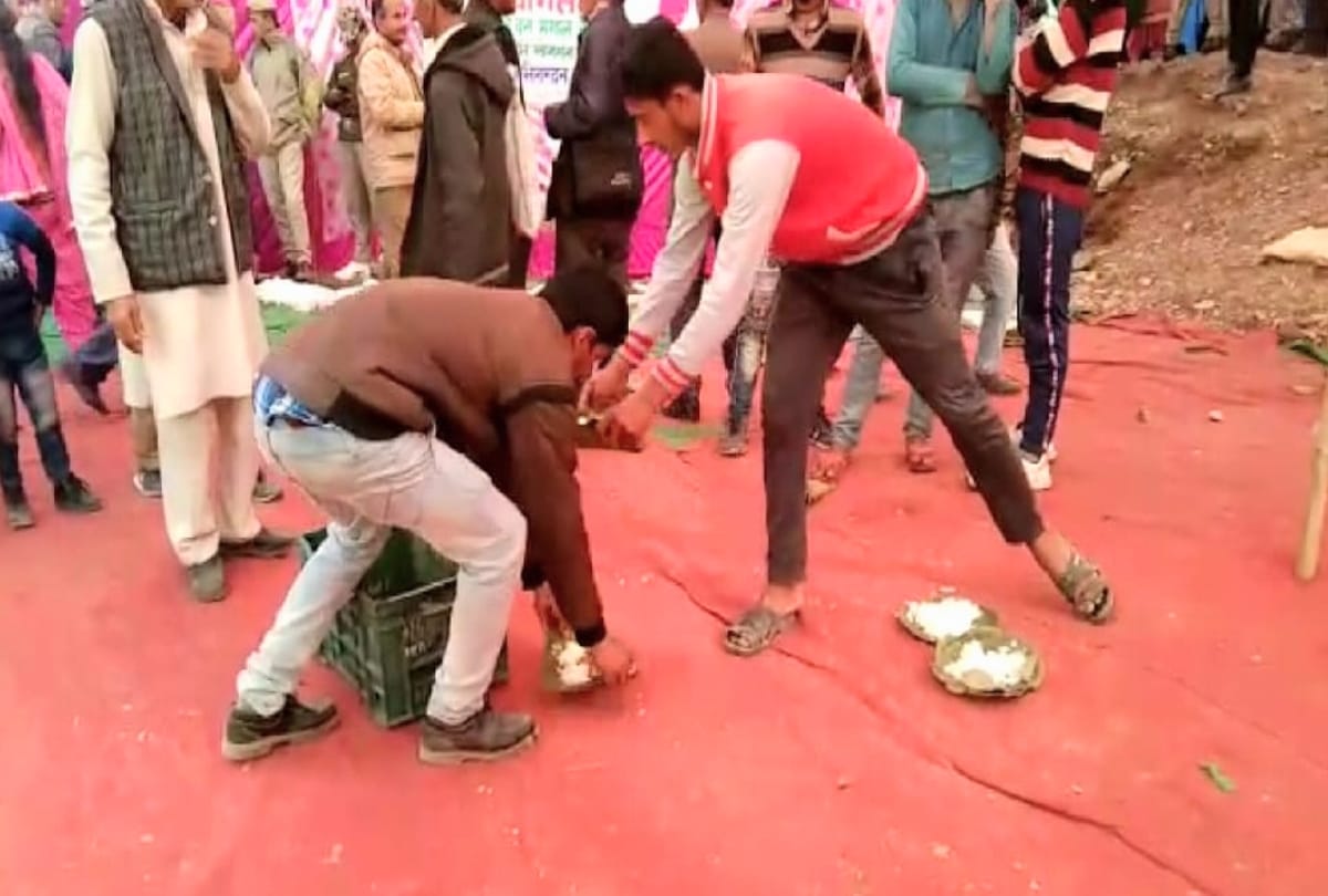 There was no stale dham in the jan manch, the smell in pulse due to this
