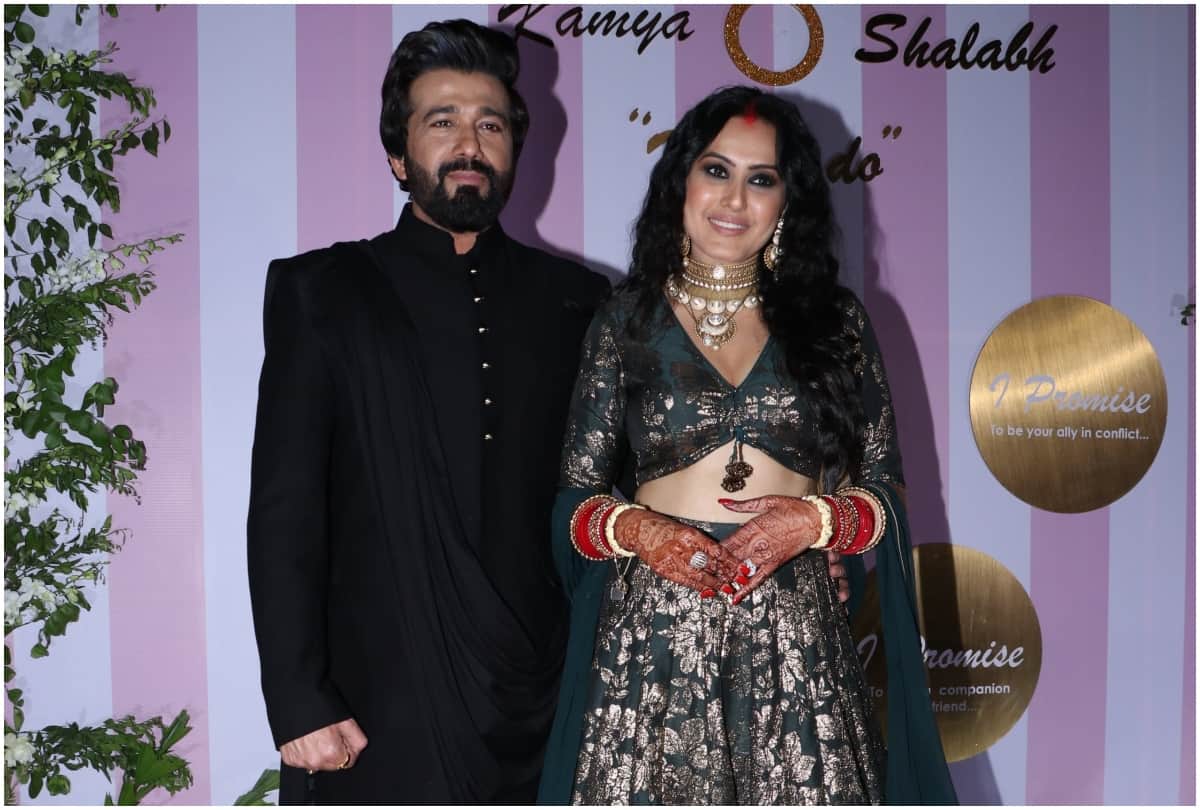 kamya punjabi kisses husband shalabh dang in her Wedding Reception