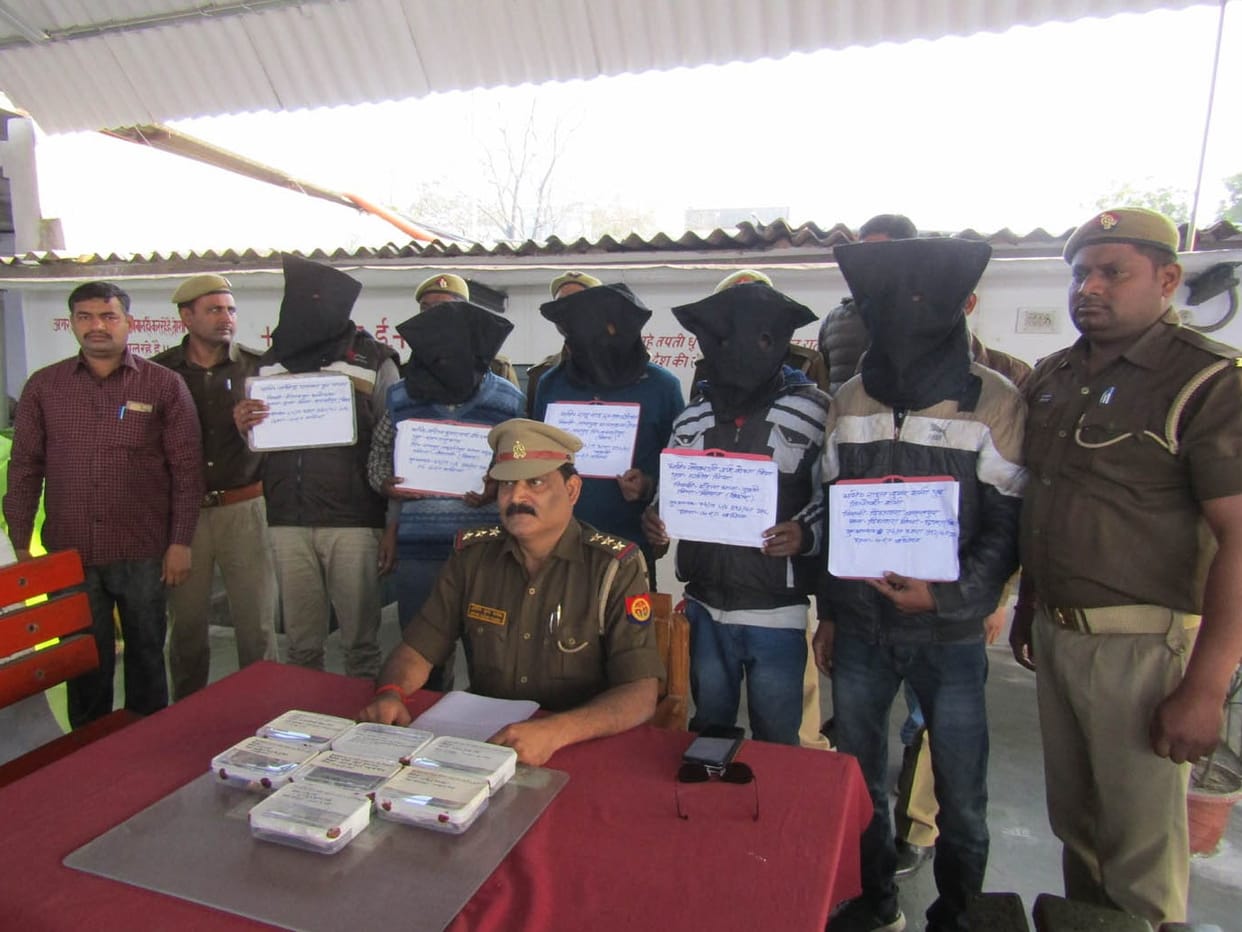 Five arrested with robbery and stolen jewelery and Rs.