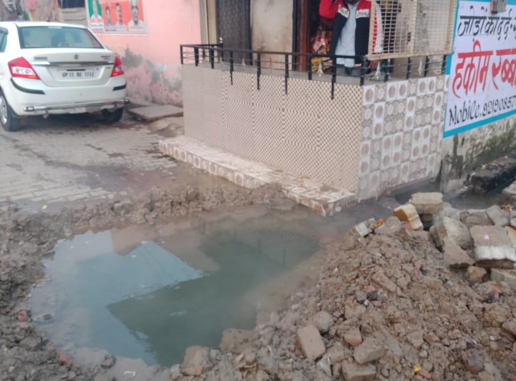 Pipeline leakage on Ganeru road, people upset