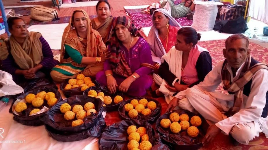 Mangalamukhi Mahasammelan: Kinnar carrying laddus and gifts