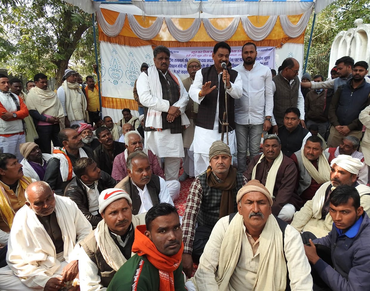 Villagers demonstrate under the leadership of former minister to build a bridge away from the village