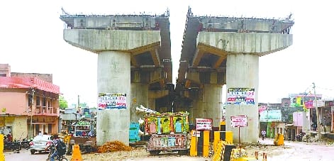 Santhosh and Dharmendra meet Lalpatak Overbridge-Rajnath summoned for NOC