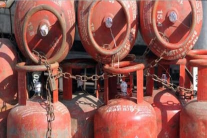 PMUY: दो गैस सिलिंडर मिलेंगे निशुल्क, पाने के लिए कराना होगा यह काम 2 free gas cylinders will be available under PM Ujjwala scheme