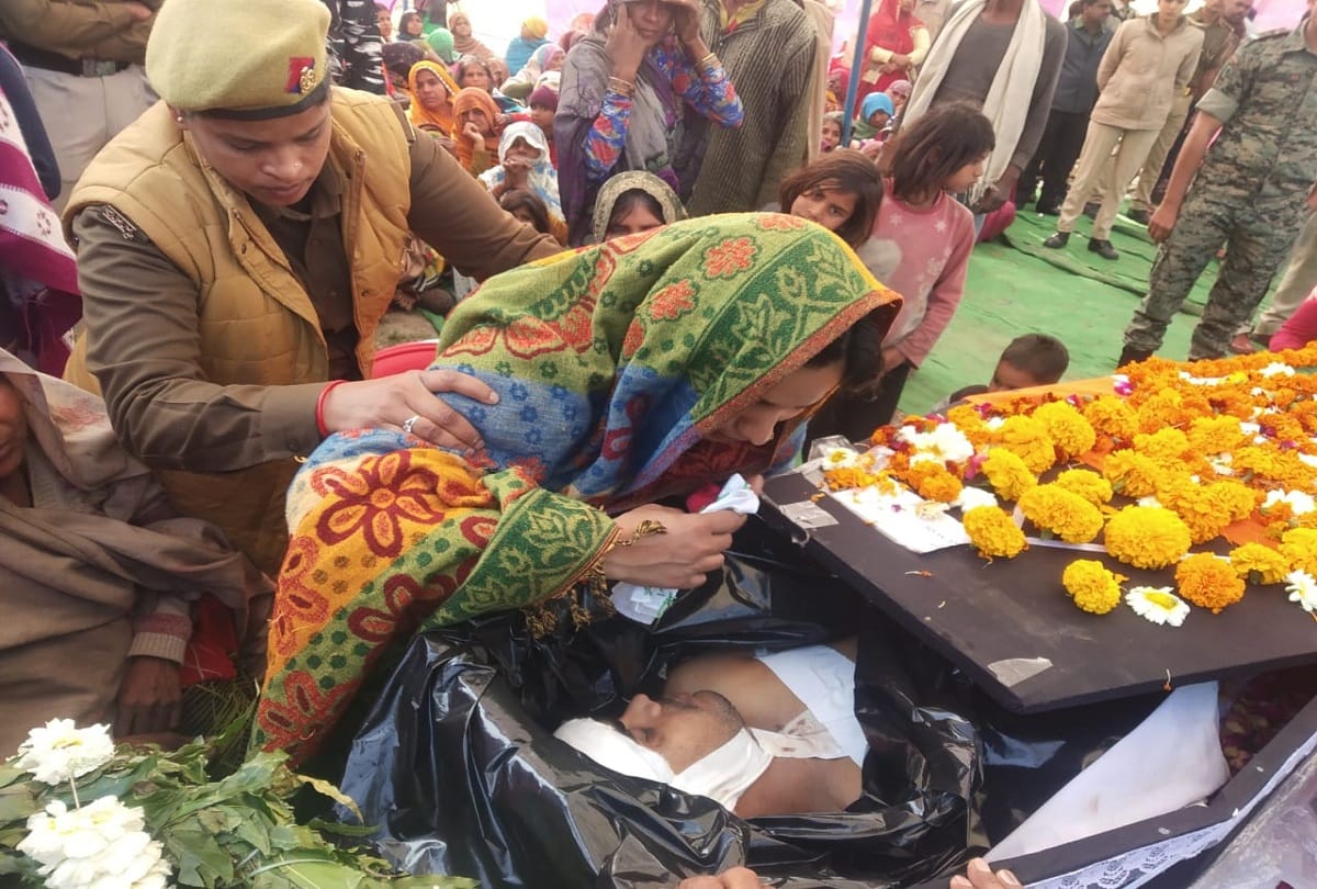 Martyr's funeral, CRPF and RAF soldiers give armed salute