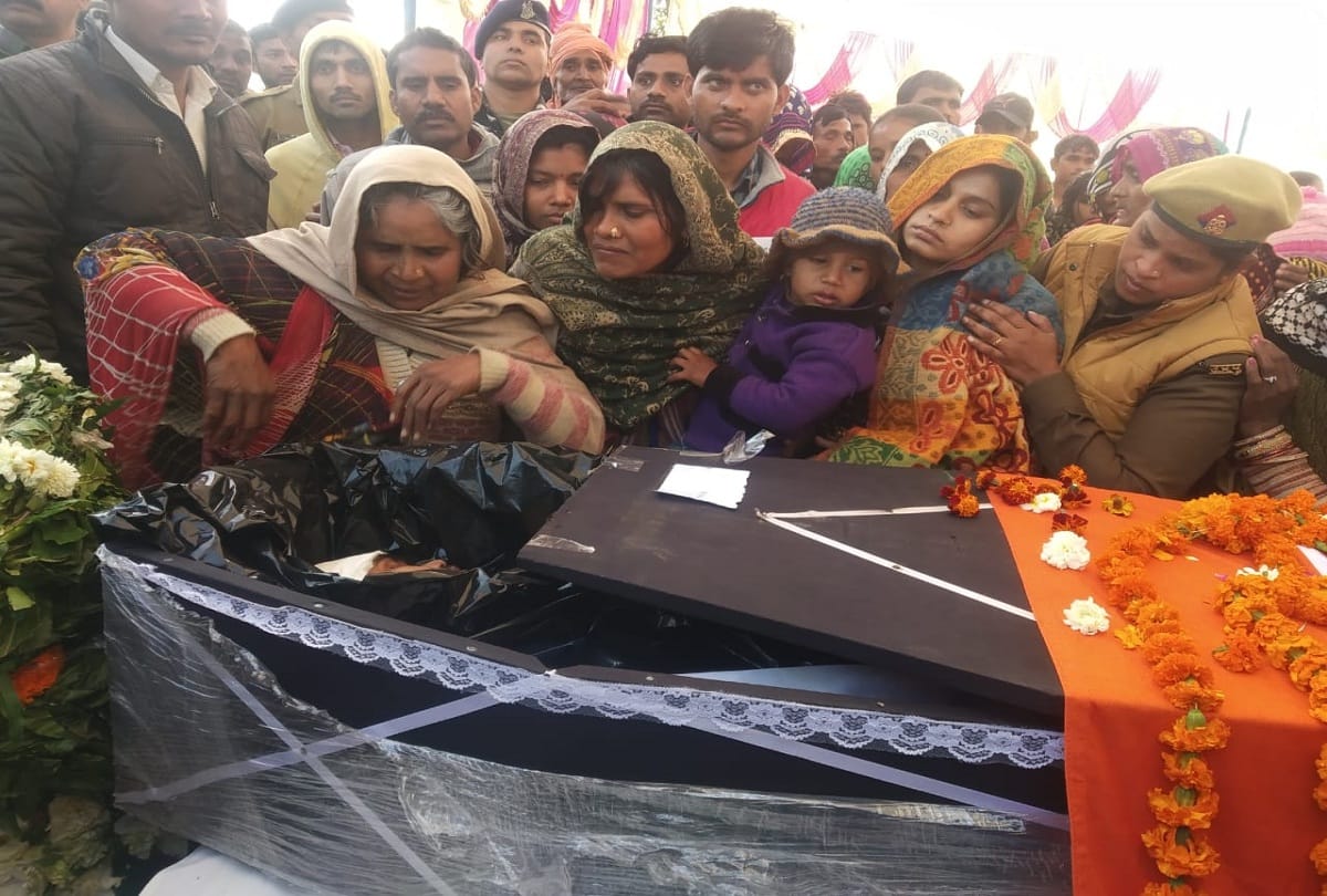 Husband martyred in Naxalite attack, wife cried wrapped in body, how will she live without you?