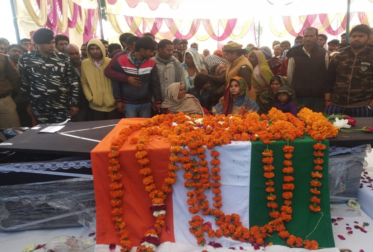 Husband martyred in Naxalite attack, wife cried wrapped in body, how will she live without you?