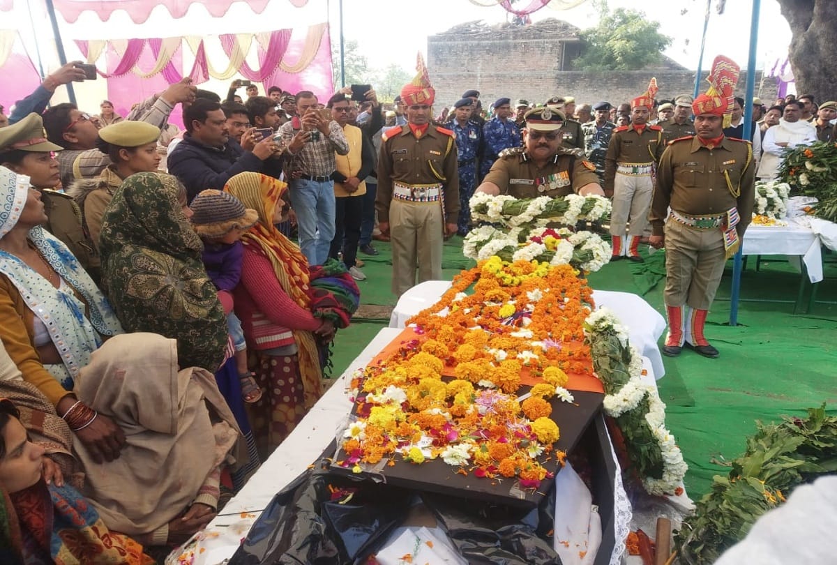 Martyr's funeral, CRPF and RAF soldiers give armed salute