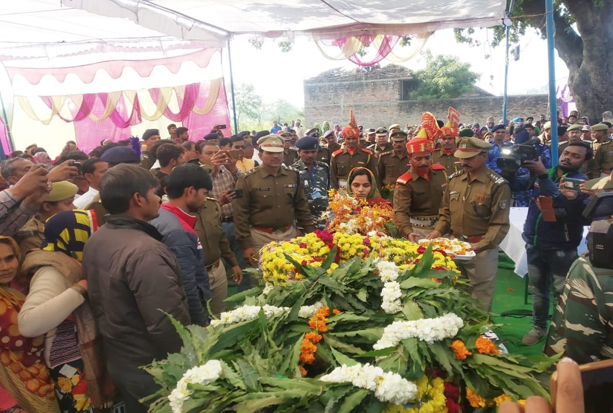 Martyr's funeral, CRPF and RAF soldiers give armed salute