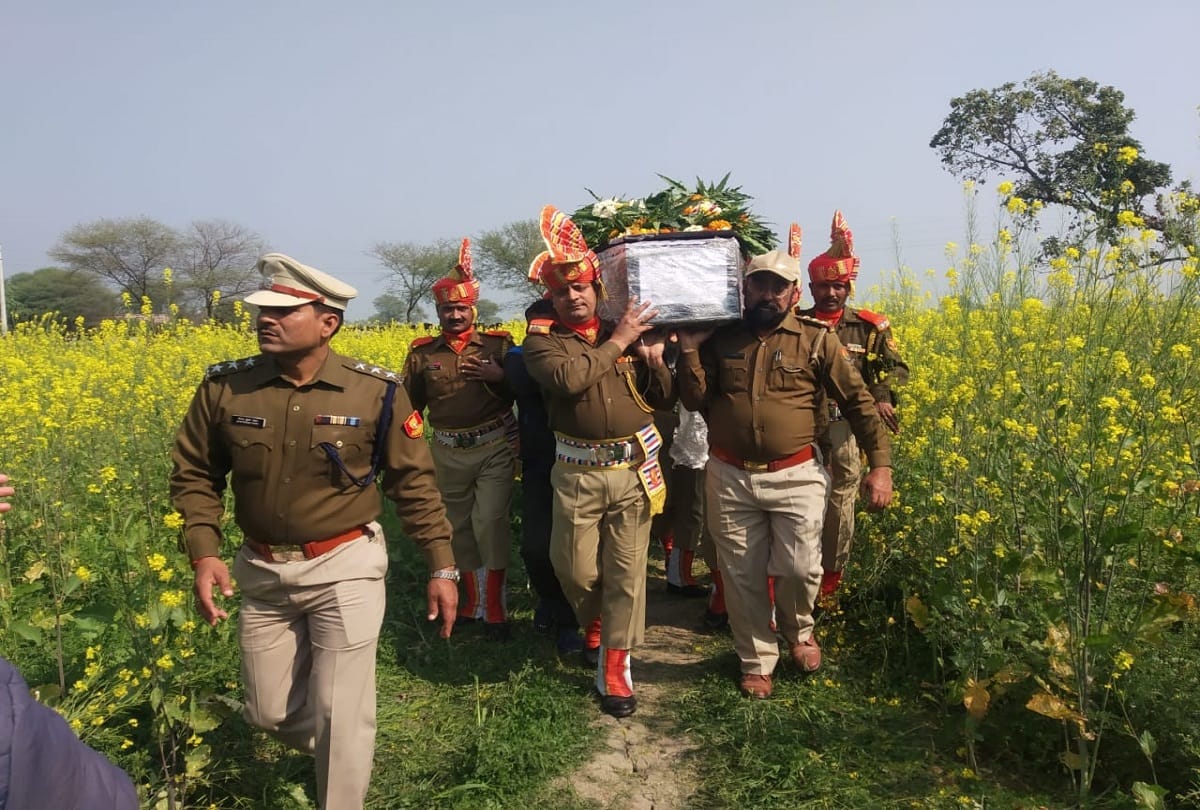 People desperate to get a glimpse of the martyr in banda