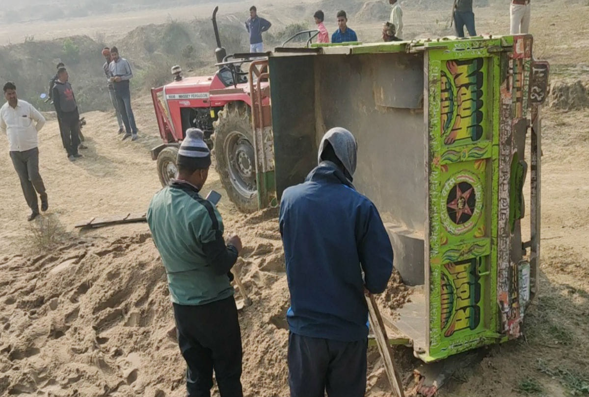 Police Caught Tractor Of Mining Maifa At Up Rajasthan Border