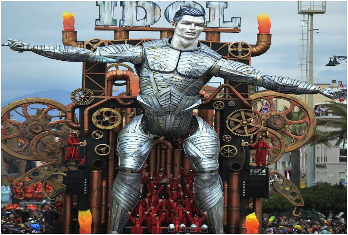 Created a statue of Ronaldo in paper at the Cornwall equivalent to a 4 story height building