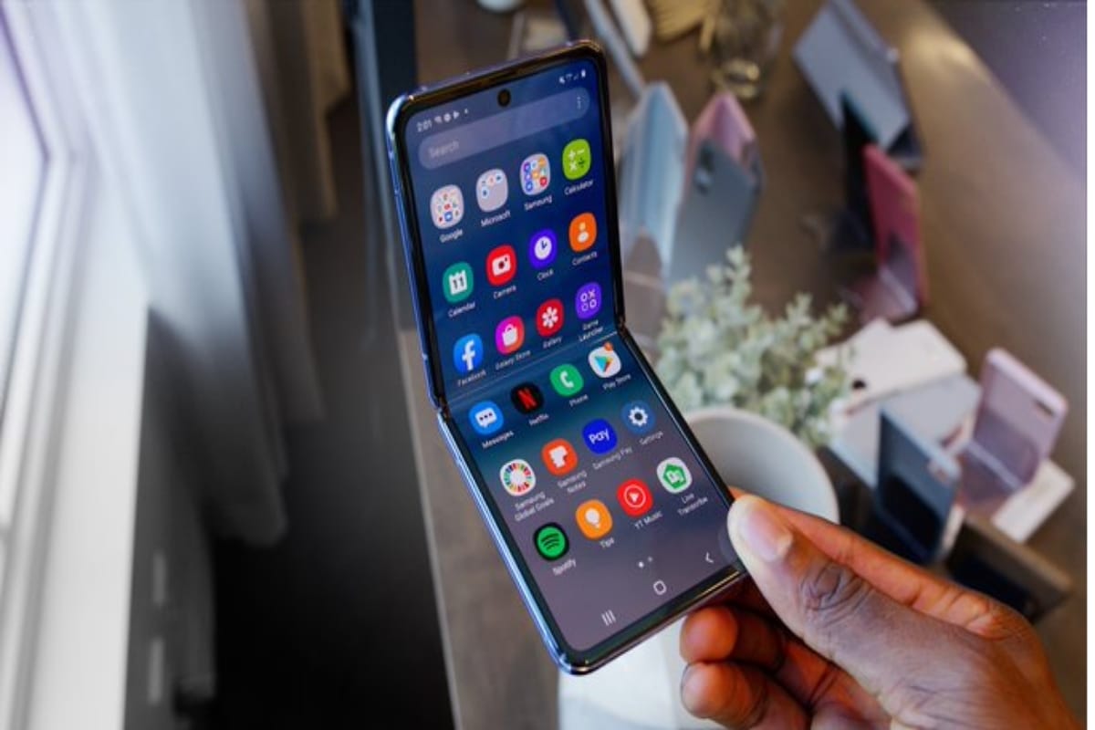 Samsung Galaxy Z Flip рдЦрд╛рд╕ рдбрд┐рд╕реНрдкреНрд▓реЗ рдХреЗ рд╕рд╛рде рд╣реБрдЖ рд▓реЙрдиреНрдЪ, рдорд┐рд▓реЗрдЧрд╛ рджреЛ рдХреИрдорд░реЗ рдХрд╛ рд╕рдкреЛрд░реНрдЯ Samsung Galaxy Z Flip Launch With Special Display Know Price And Specifications