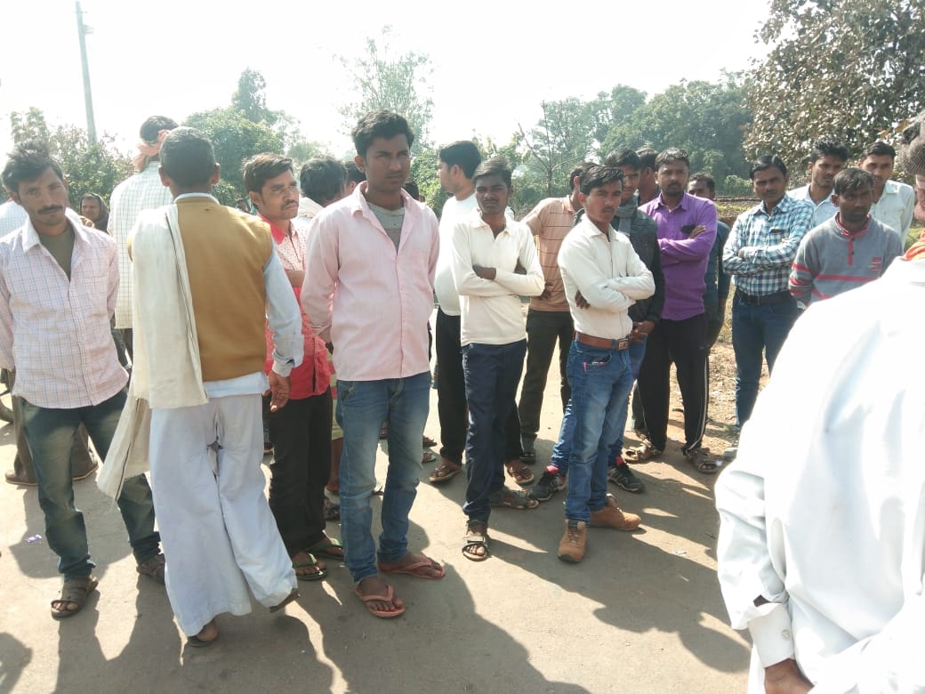 people block road ofter young man death in sonbhadra