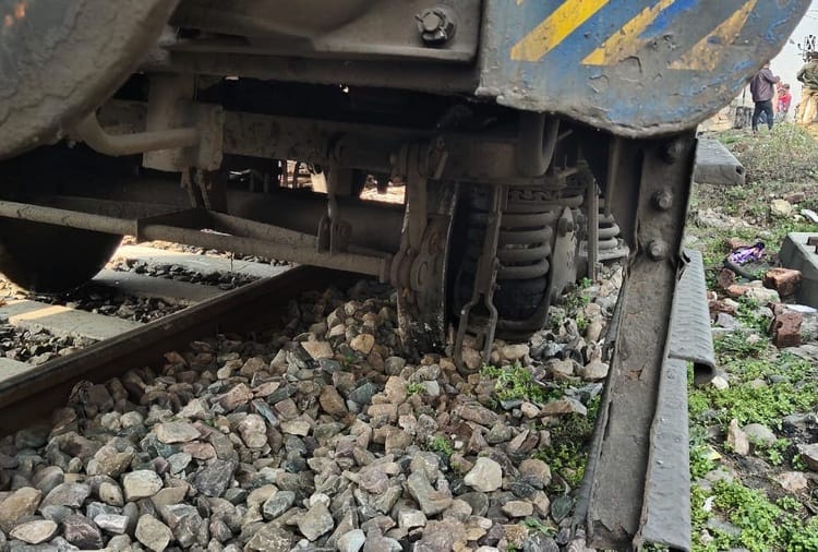 Guwahati to Jammu tawi Express Derail on Pathankot Station