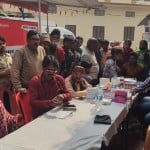 स्वास्थ्य शिविर में जांच कराते मरीज।
