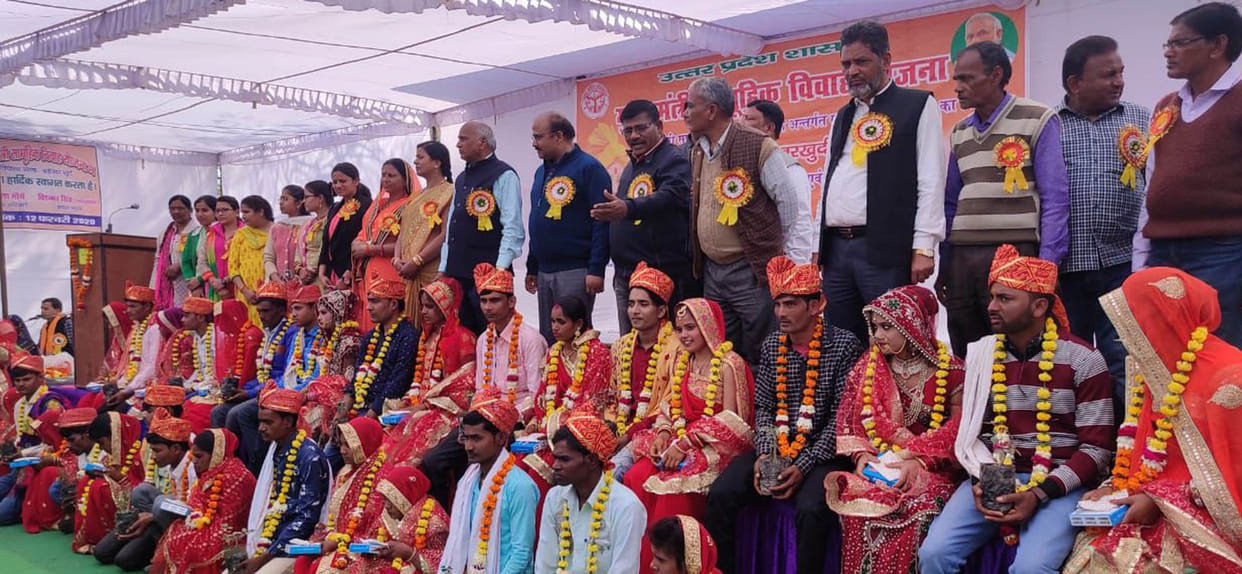 22 couples tied up in mass marriage