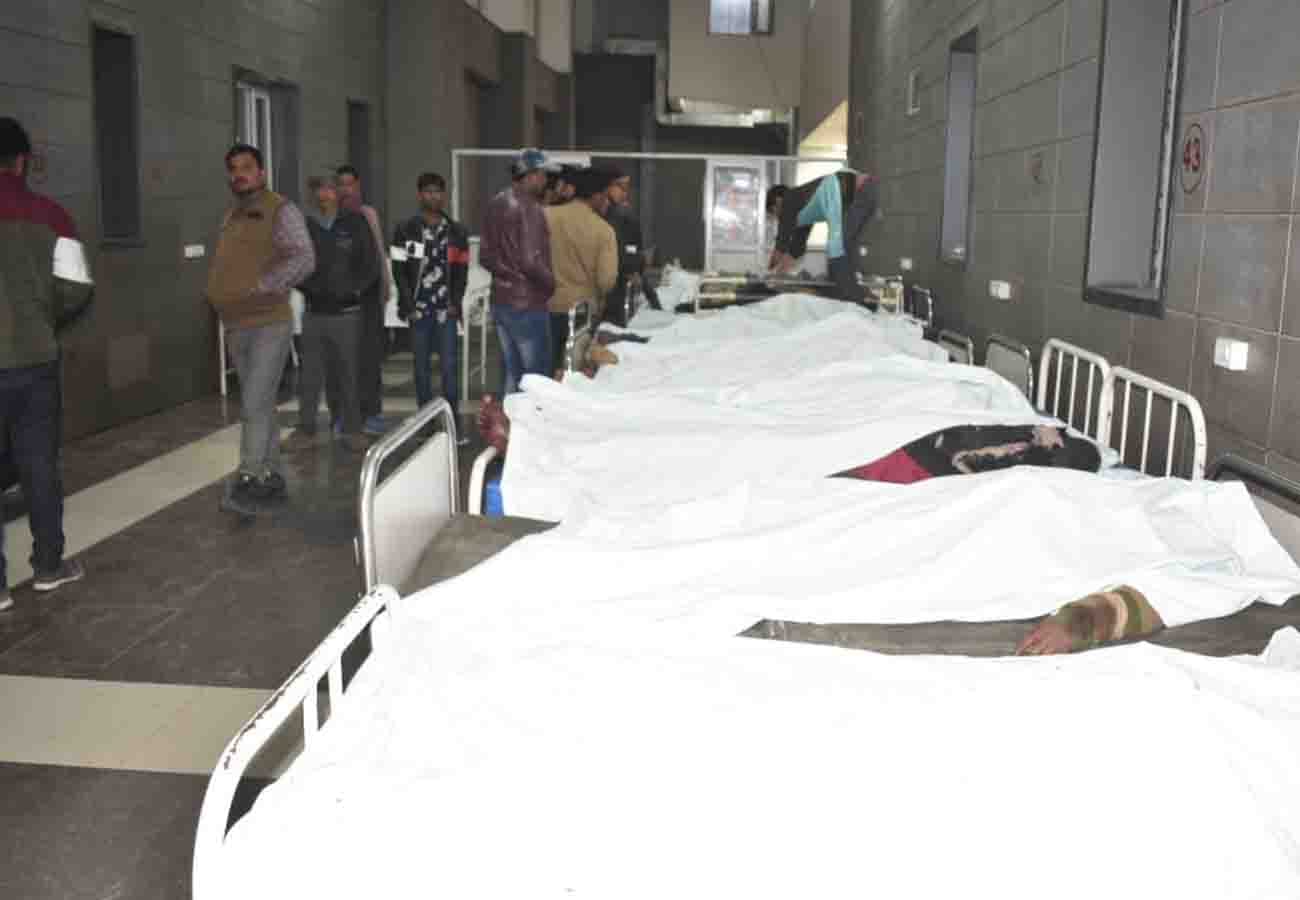 Bus collided with truck parked on Lucknow-Agra Expressway, 14 passengers died