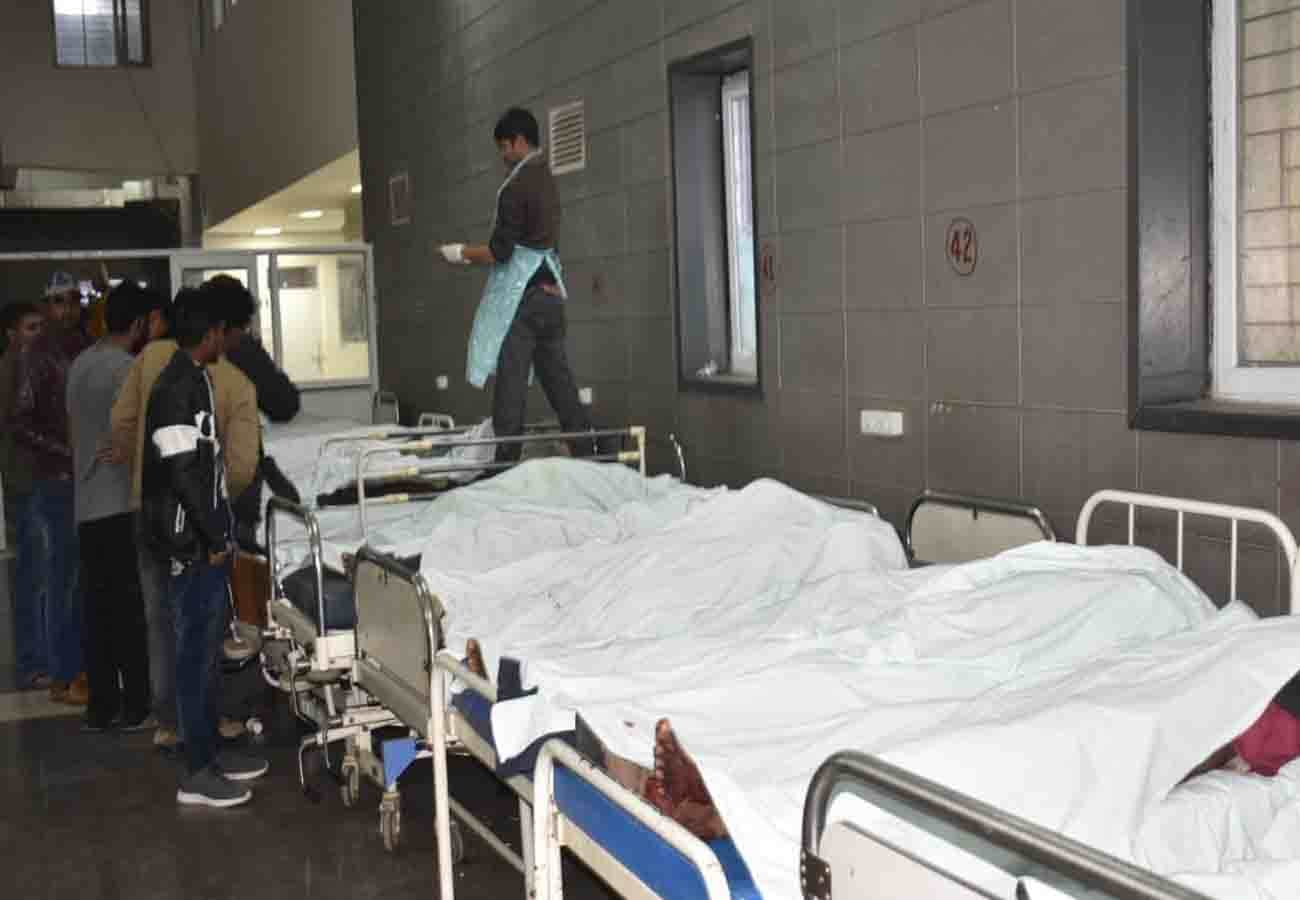 bus accident on agra lucknow expressway, UPEIDA employees save many life