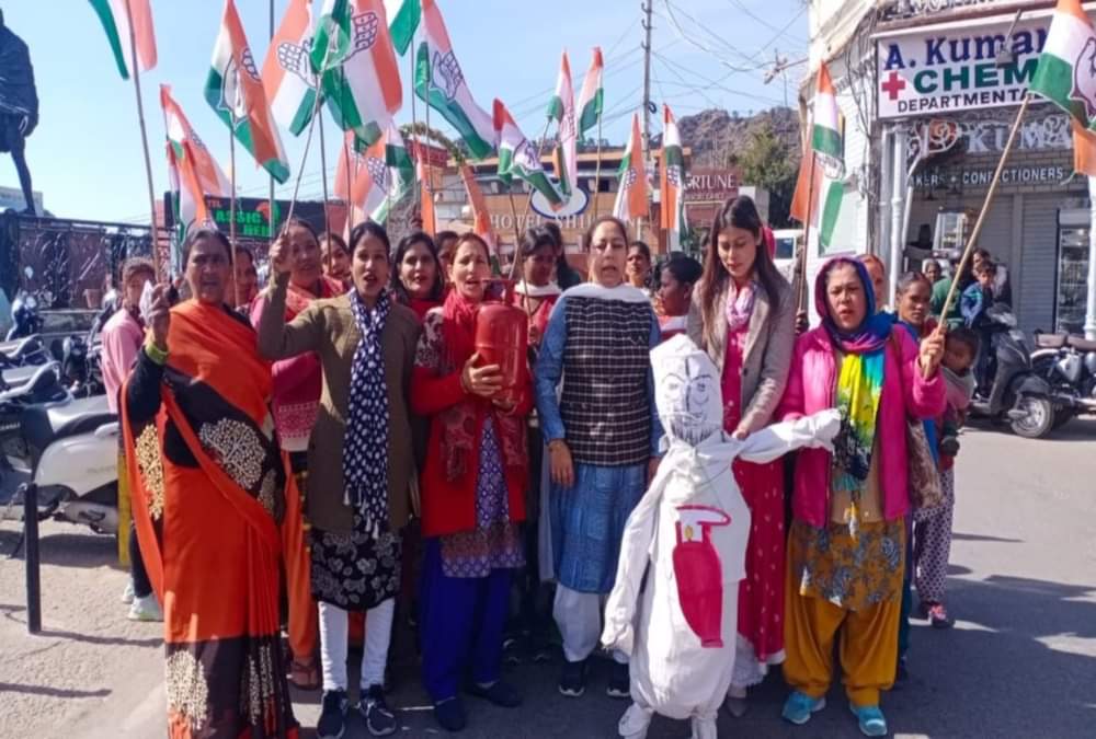 Congress Protest Against lpg gas cylinder Rate hike and inflation in uttarakhand
