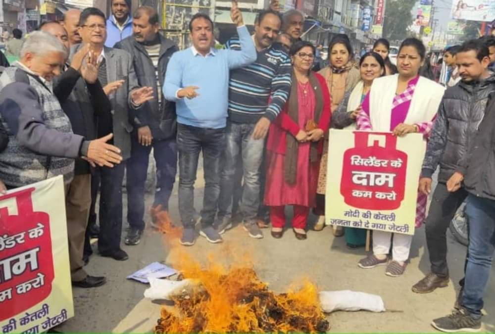 Congress Protest Against lpg gas cylinder Rate hike and inflation in uttarakhand