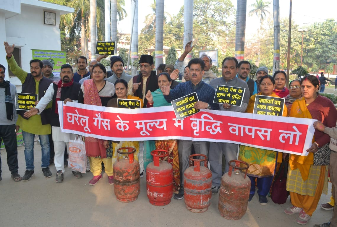 Public on the road to raise the price of cooking gas, demonstrating with a gas cylinder