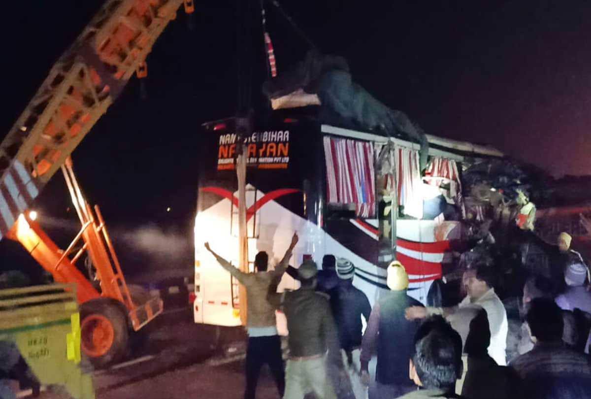 Dm Firozabad Chandra Vijay Singh Statement Over 14 Death On Agra   Lucknow Express Way