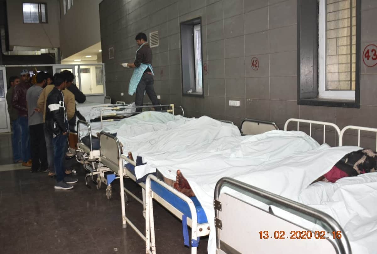 Firozabad Agra Lucknow Expressway many died and injured in sleeper bus accident 
