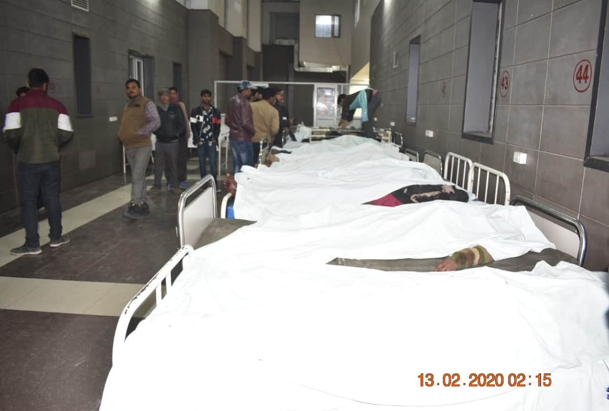 Firozabad Agra Lucknow Expressway many died and injured in sleeper bus accident 
