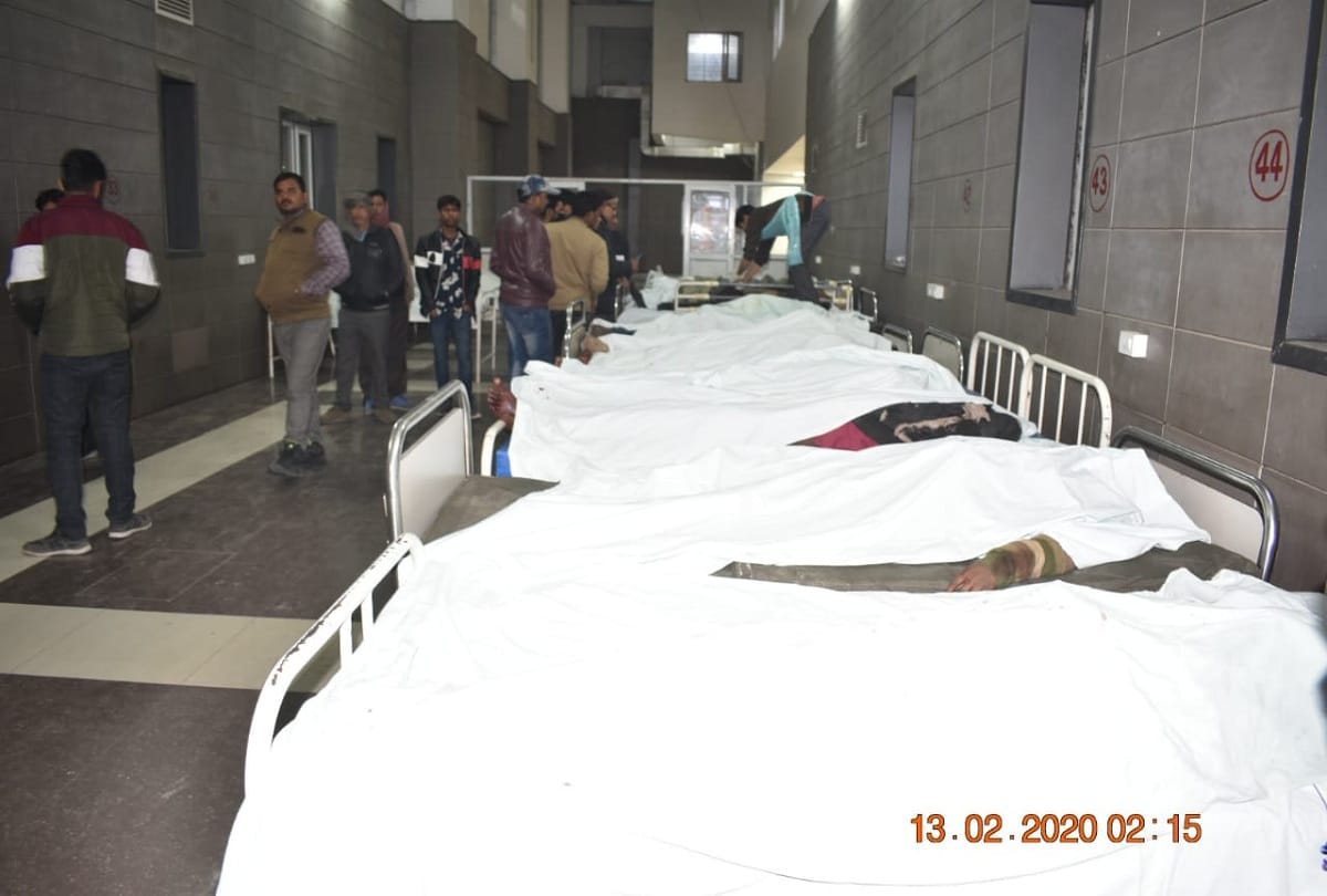 Firozabad Agra Lucknow Expressway many died and injured in sleeper bus accident 