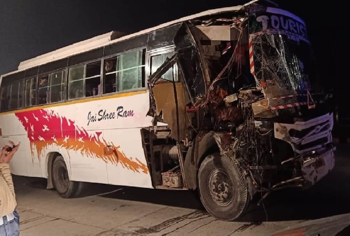 Firozabad Agra Lucknow Expressway many died and injured in sleeper bus accident 