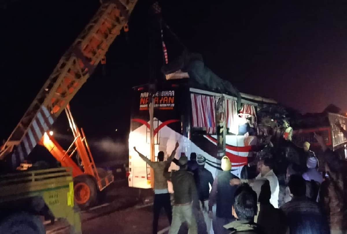 Firozabad Agra Lucknow Expressway many died and injured in sleeper bus accident 