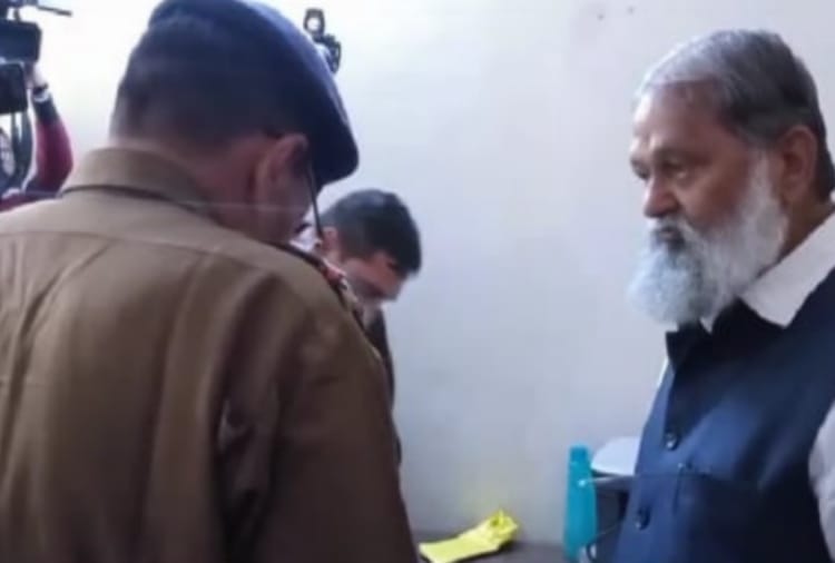 Home Minister Anil Vij Conducts Surprise Visit At Police Station of Rohtak