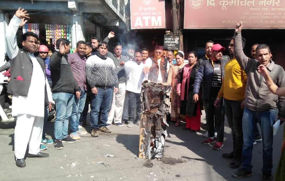 Congressmen burn effigy of BJP government
