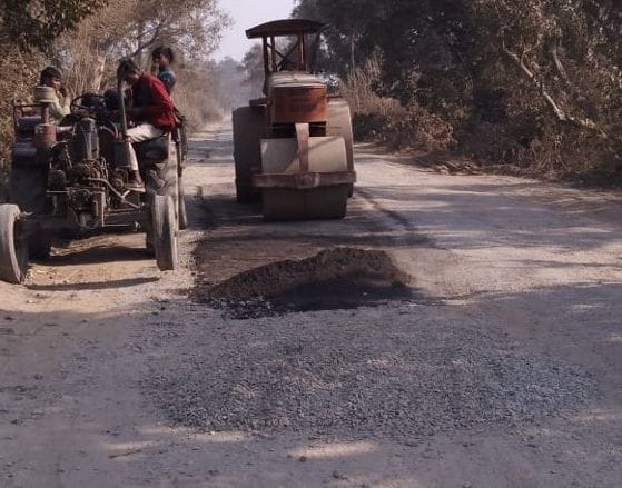 The work of filling the pits on the road starts