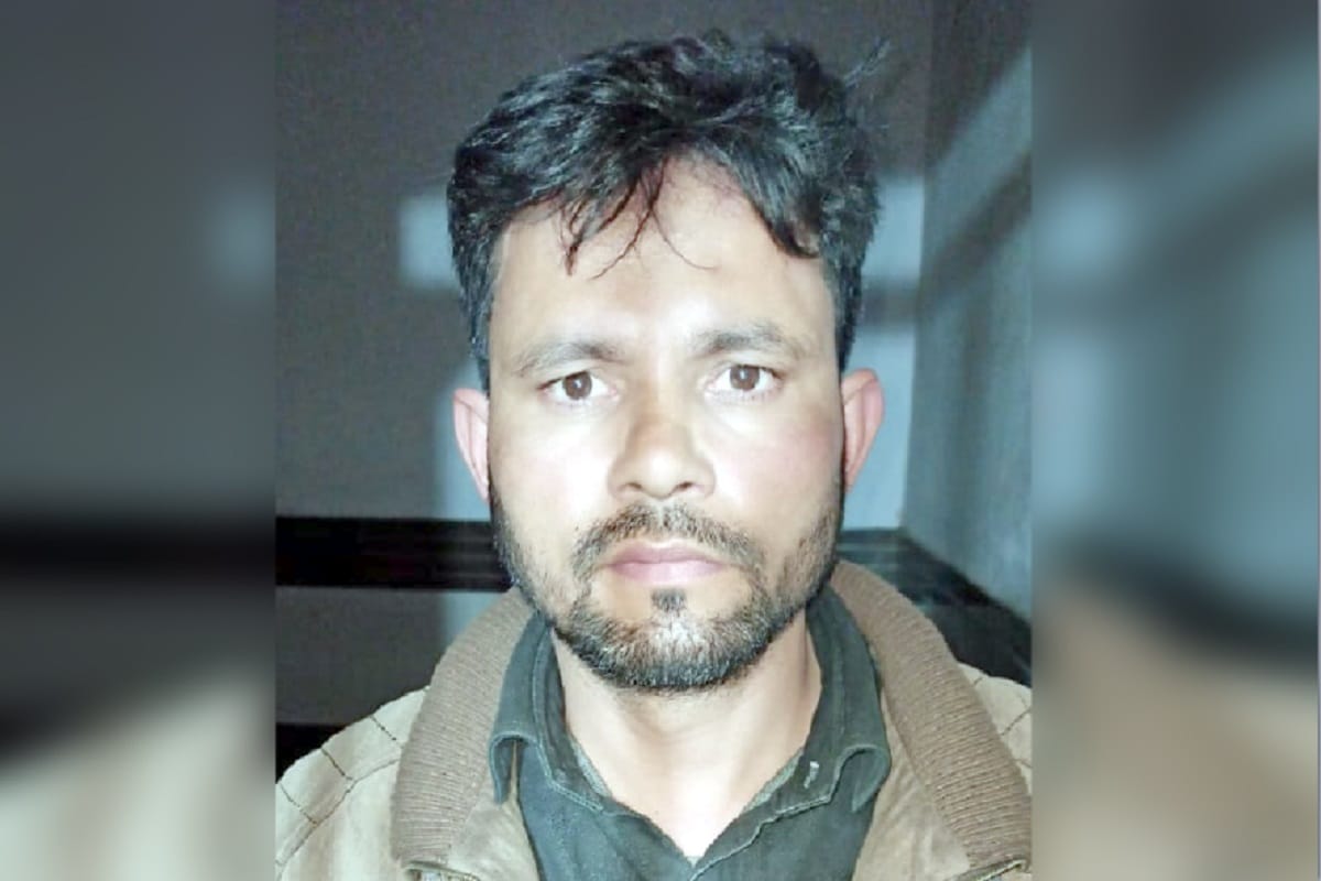 A young man reached the police station after killing his wife