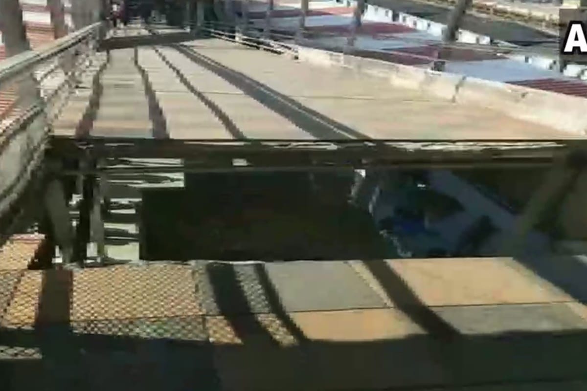portion of footover bridge at Bhopal railway station collapsed, many people injured in this incident