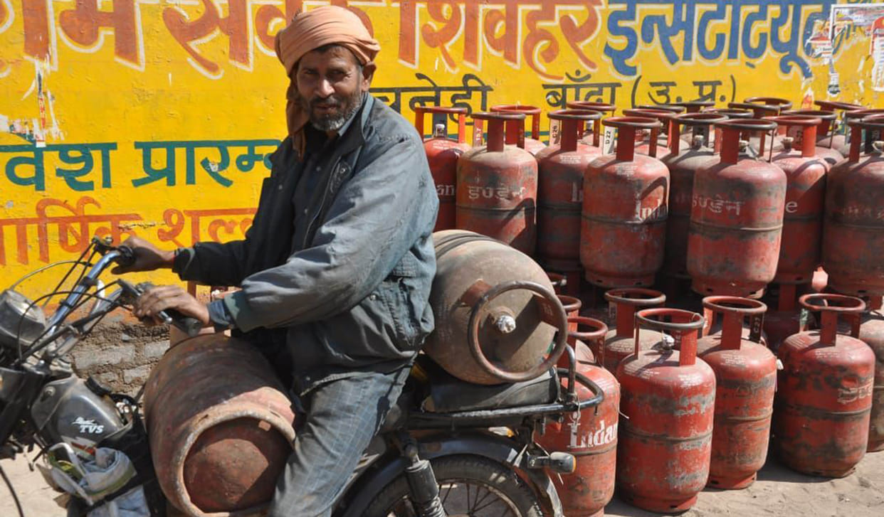 Housewives upset due to increase in gas cylinder prices