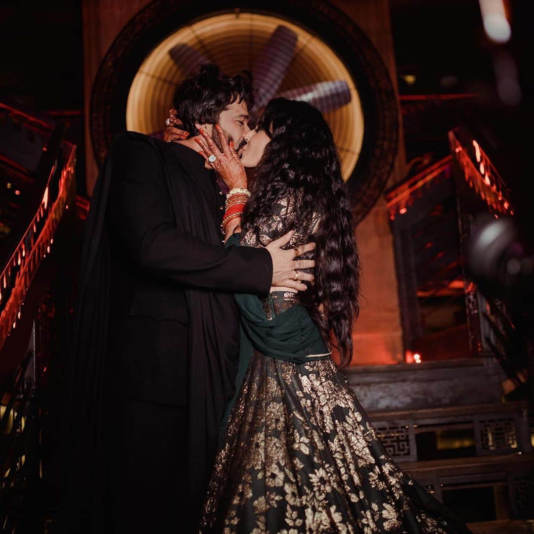 kamya punjabi kisses husband shalabh dang in her Wedding Reception